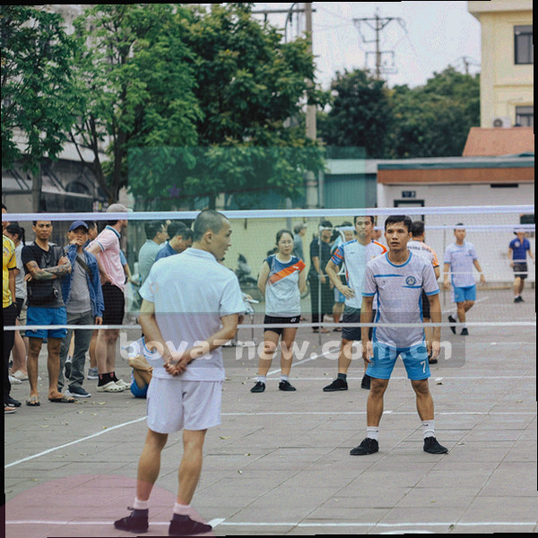 金色齿轮咬合暗色盾牌，象征厂商合作与规则
